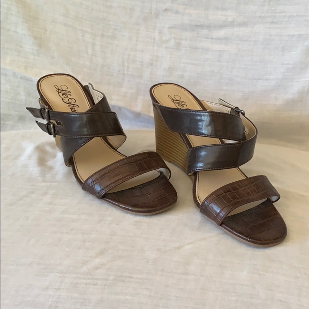 Stylish brown Life Stride 3 1/2” wedge heel!